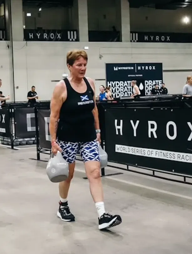 Carole op Hyrox competitie met carry oefening